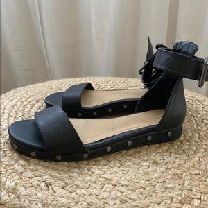 BLACK LEATHER SANDALS
